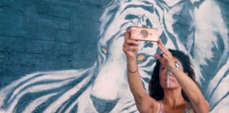 Selfie davanti a uno dei murales